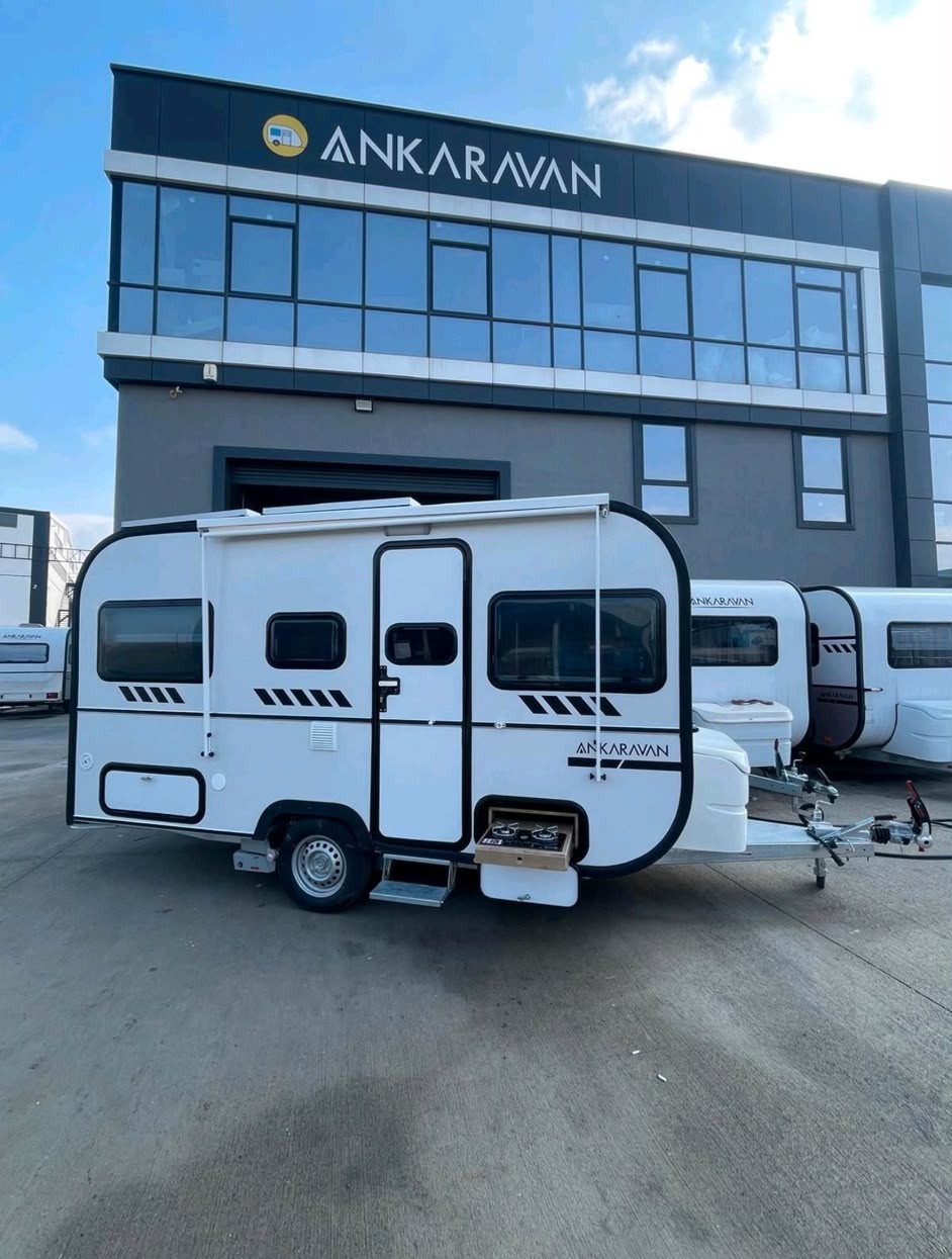 New 400, Seitenansicht vor dem ANKARAVAN Gebäude
