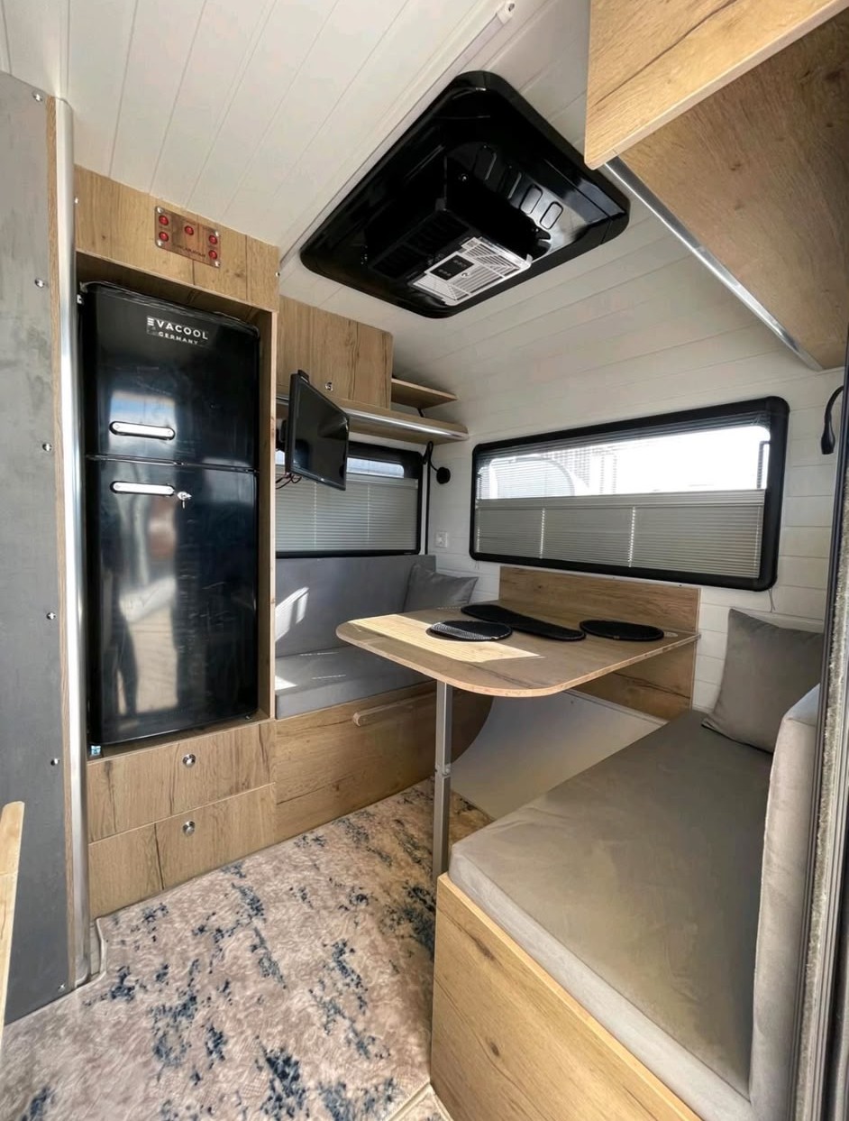 New 400, Sitzgruppe und Innenraum