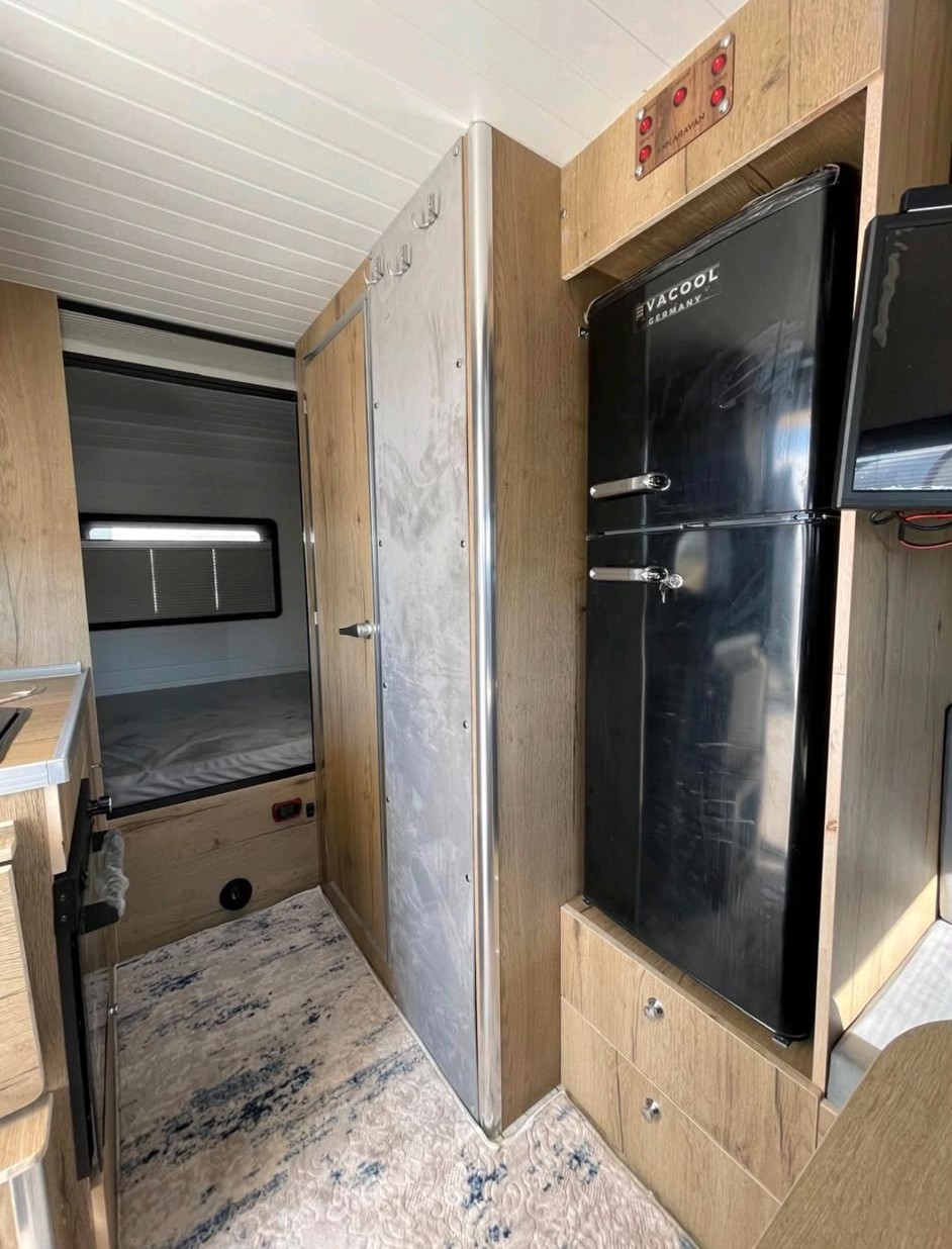 New 400, Stauraum und Kühlschrank